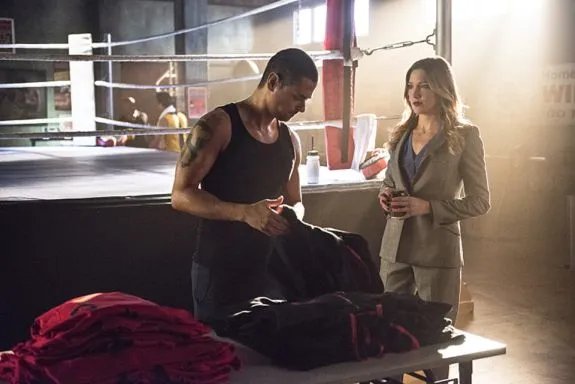 Szenenfoto aus der Episode %26bdquo;Secret Origin of Felicity Smoak%26ldquo; © The CW