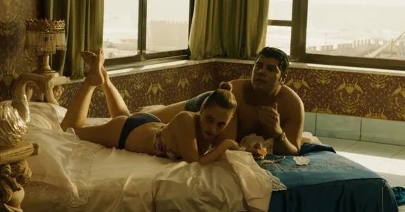 Genny (Salvatore Esposito) bei seiner Lieblingsbeschäftigung: abhängen mit Noemi (Elena Starace) © Sky Italia