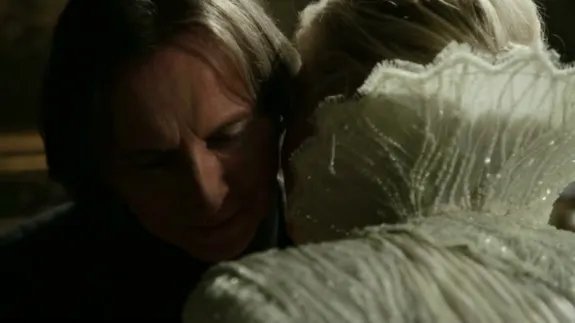 Rumpel (Robert Carlyle) und Ingrid (Elizabeth Mitchell) tauschen Informationen aus. &copy; ABC