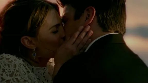 Castle (Nathan Fillion) und Beckett (Stana Katic) bei ihrer Hochzeit &copy; ABC