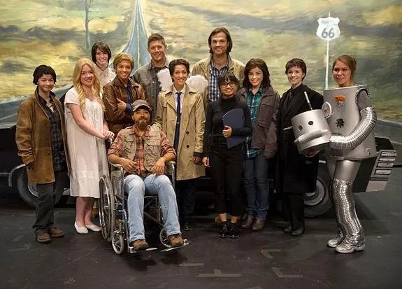 Zum Schluss noch ein Klassenfoto aus der Episode %26bdquo;Fan Fiction%26ldquo; der Serie %26bdquo;Supernatural%26ldquo; &copy; The CW
