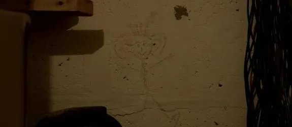 Olivers Zeichnung im Keller des Hauses &copy; Starz/BBC