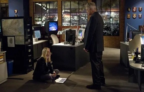 Bishop (Emily Wickersham) und Gibbs (Mark Harmon) beim klärenden Gespräch &copy; CBS