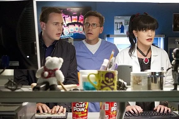 McGee (Sean Murray); Jimmy (Brian Dietzen) und Abby (Pauley Perrette) bei der Arbeit &copy; CBS