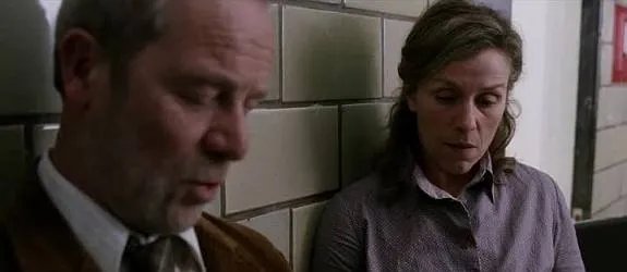 Peter Mullan als Jim O%26#039;Casey und Frances McDormand als Olive Kitteridge. &copy; HBO
