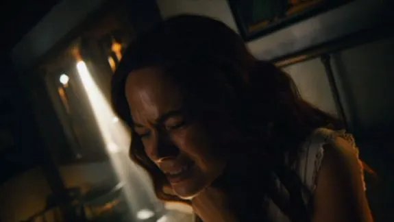 Katrina (Katia Winter) leidet große Schmerzen. &copy; FOX