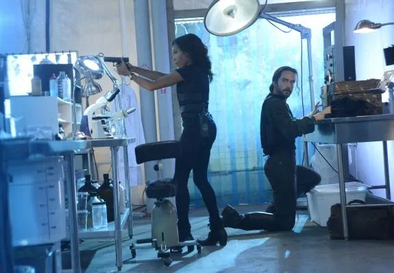 Abbie (Nicole Beharie) und Ichabod (Tom Mison) im Einsatz. &copy; FOX