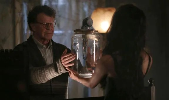 Henry (John Noble) gemeinsam mit seinem dämonischen Succubus (Elena Sanchez). &copy; FOX