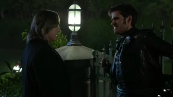 Rumpel (Robert Carlyle) hat nichts Gutes mit Hook (Colin O%26#039;Donoghue) vor. © ABC