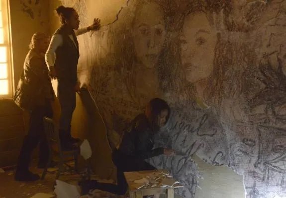 Abbie (Nicole Beharie); Jenny (Lyndie Greenwood) und Hawley (Matt Barr) in der alten Zelle von Mama Mills &copy; FOX