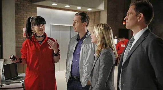 Abby (Pauley Perrette) hat ihren Spaß mit den werten Kollegen. &copy; CBS
