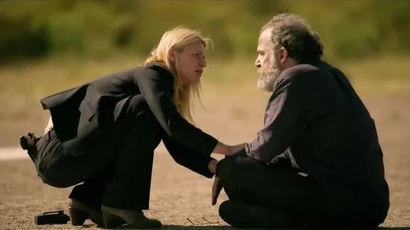 Carrie (Claire Danes) schafft es schließlich; Saul (Mandy Patinkin) zu überreden. &copy; Showtime