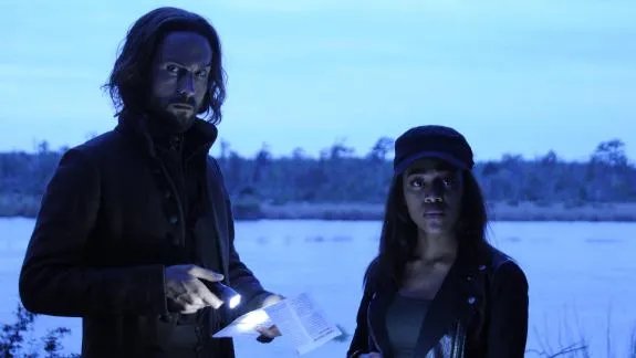 Einer mächtigen Waffe auf der Spur: Ichabod (Tom Mison) und Abbie (Nicole Beharie) © FOX