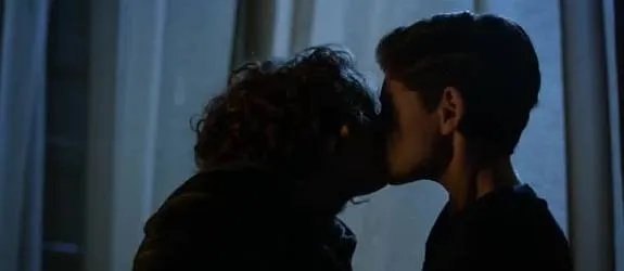 Zwischen Selina (Camren Bicondova) und Bruce (David Mazouz) funkt es. © FOX