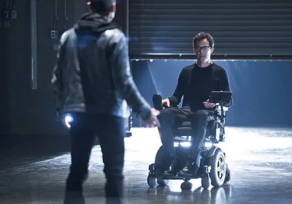 Wells (Tom Cavanagh) stellt sich seiner Schuld gegenüber Farooq (Michael Reventar). &copy; The CW