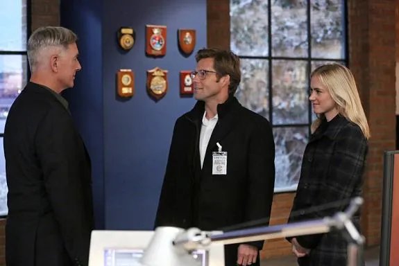 Ellie (Emily Wickersham) stellt Gibbs (Mark Harmon) ihren Mann Jake (Jamie Bamber) vor. &copy; CBS