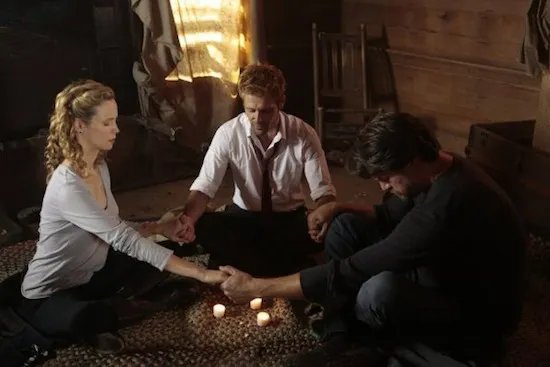 Laura Regan als Claire; Matt Ryan als John Constantine und Charles Halford als Chas in %26bdquo;Constantine%26ldquo; &copy; Daniel McFadden/NBC