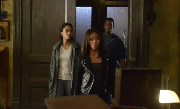 Bereit für den Kampf: Abbie (Nicole Beharie); Jenny (Lyndie Greenwood) und Irving (Orlando Jones) &copy; FOX