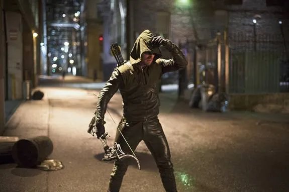 Greift ganz tief in die Trickkiste: Ollie aka Arrow (Stephen Amell) in %26bdquo;Flash vs. Arrow%26ldquo;. &copy; The CW