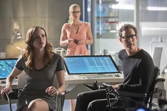 Wieder in einem Team: Caitlin (Danielle Panabaker); Felicity (Emily Bett Rickards) und Wells (Tom Cavanagh) &copy; The CW