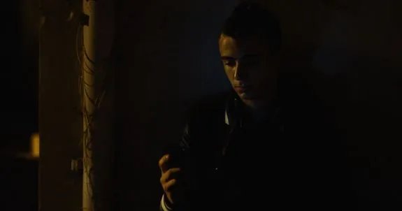 Im Schein des Handys schwelgt Dani (Vincenzo Esposito) in Erinnerungen an die verlorene Jugend. &copy; Sky Italia