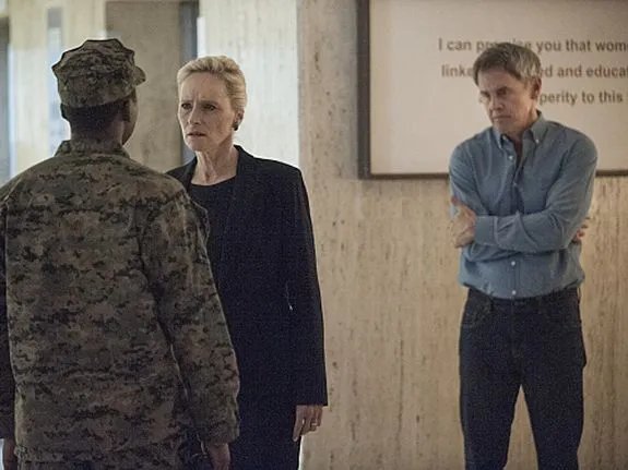 Martha Boyd (Laila Robins) muss sich mit den Missetaten ihres Ehemanns Dennis (Mark Moses; r.) auseinandersetzen. &copy; Showtime