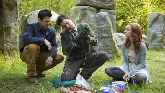 Flynn (Noah Wyle) bastelt mal schnell einen Schneidbrenner zusammen. &copy; TNT