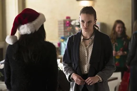 Caitlin (Danielle Panabaker) auf der Suche nach Antworten &copy; The CW