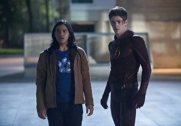 Cisco (Carlos Valdes) und Barry (Grant Gustin) in %26bdquo;The Man in the Yellow Suit%26ldquo; &copy; The CW