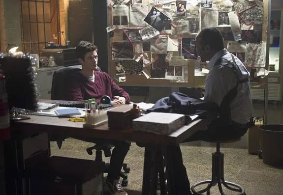 Barry (Grant Gustin) gemeinsam mit Ziehvater Joe (Jesse L. Martin). &copy; The CW