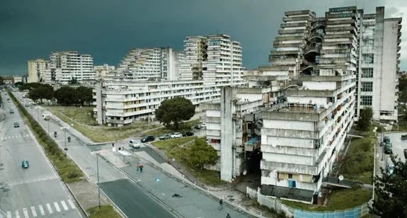 Sie starb; wo sie lebte: Scampia; die letzte Ruhestätte von Imma Savastano (Maria Pia Calzone). &copy; Sky Italia