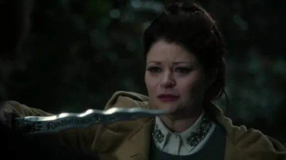 Belle (Emilie de Ravin) schmeißt Rumpel aus der Stadt. &copy; ABC
