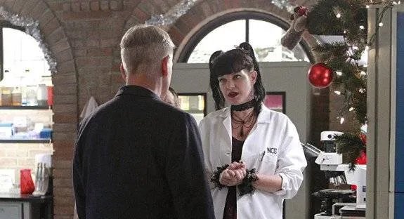 Inmitten weihnachtlicher Dekoration: Abby (Pauley Perrette) und Gibbs (Mark Harmon) &copy; CBS