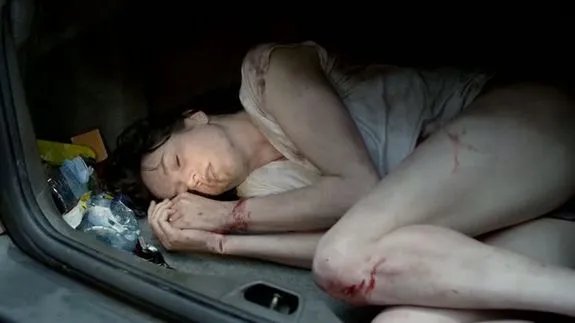 Zur Überraschung aller überlebt Rose Stagg (Valene Kane) knapp. &copy; BBC