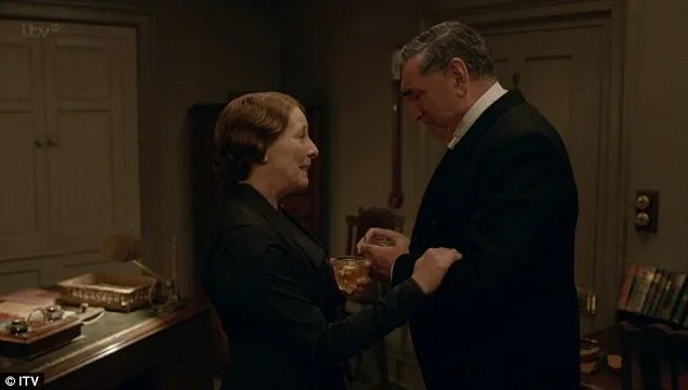 Mr. Carson (Jim Carter) bittet Mrs. Hughes (Phyllis Logan) in %26bdquo;Downton Abbey%26ldquo;