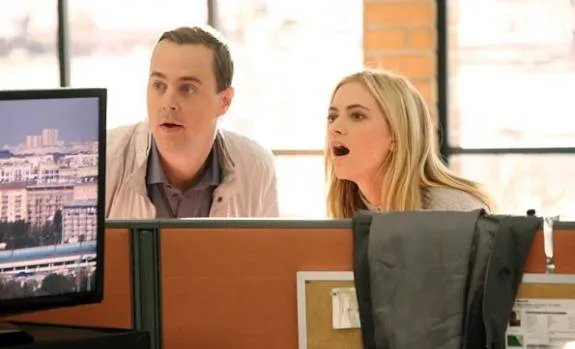 Ist verwundert über Tonys Verhalten: Bishop (Emily Wickersham) zusammen mit McGee (Sean Murray). &copy; CBS