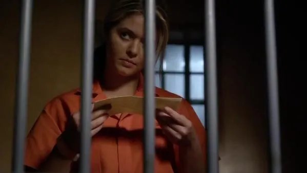 Alison hinter Gittern in %26bdquo;Pretty Little Liars%26ldquo; © ABC Family / Foto: Eric McCandless