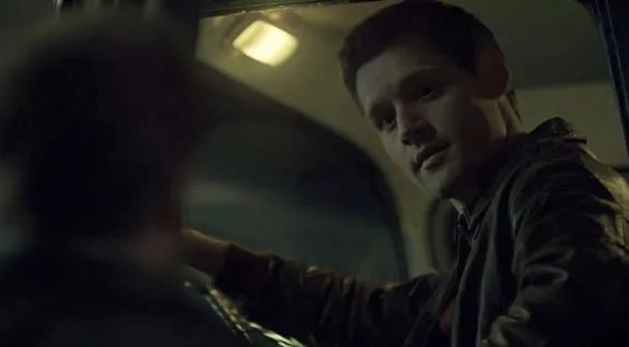 Joe (Luke Kleintank) erhält seine geheimnisvolle Ladung. &copy; Amazon