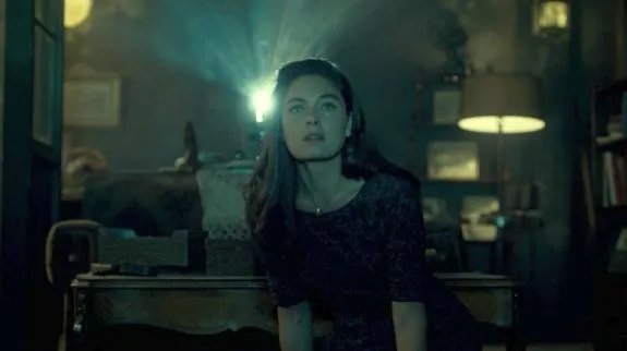 Juliana (Alexa Davalos) sieht ungläubig das unmögliche Filmmaterial an. &copy; Amazon