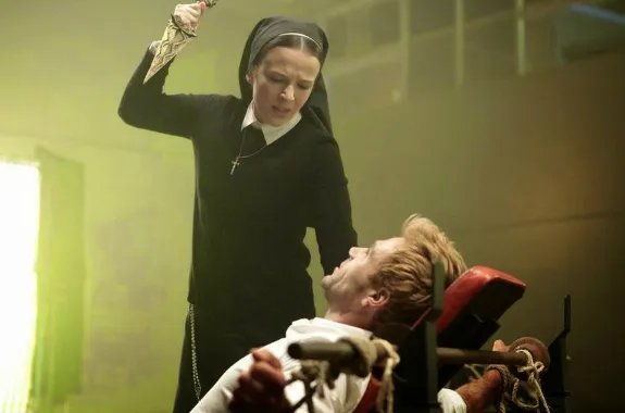 Matt Ryan als John Constantine und Claire van der Boom als Anne Marie. &copy; NBC