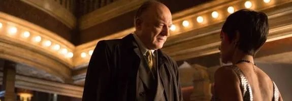 John Doman als Carmine Falcone und Jada Pinkett Smith als Fish Mooney in %26bdquo;Gotham%26ldquo; © FOX