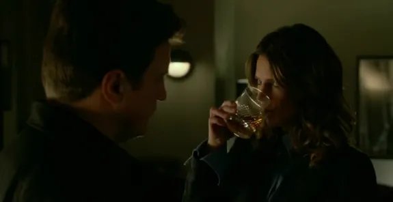 Castle (Nathan Fillion) und Beckett (Stana Katic) alleine in der Detektei. © ABC