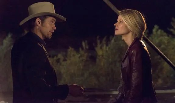 Ava (Joelle Carter) soll eigentlich für Raylan (Timothy Olyphant) arbeiten; verschweigt aber wichtige Informationen. &copy; FX