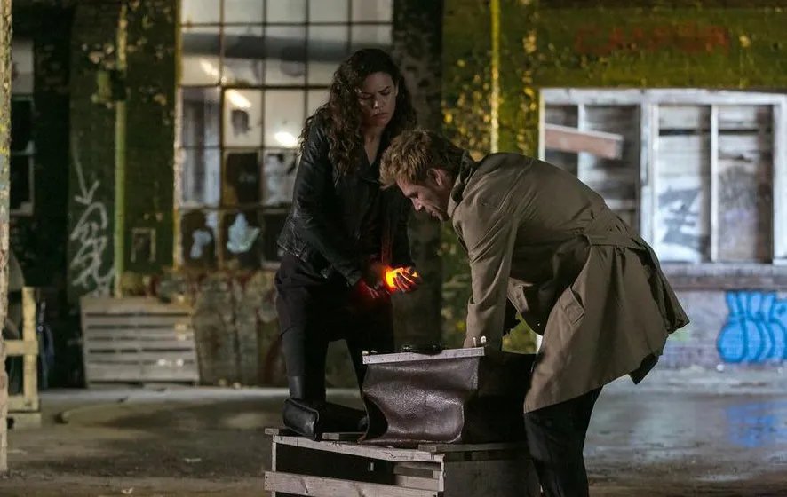 Anjelica Celaya als Zed und Matt Ryan als Constantine in %26bdquo;Constantine%26ldquo; &copy; Annette Brown/NBC
