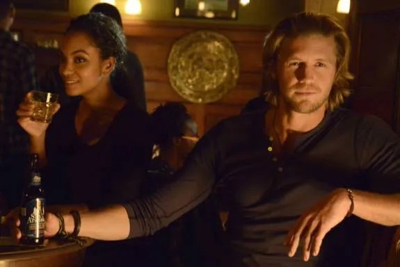 Jenny (Lyndie Greenwood) und Hawley (Matt Barr) in %26bdquo;Kali Yuga%26ldquo;. &copy; FOX