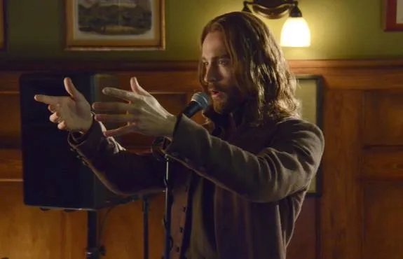 Ichabod (Tom Mison) an der Karaokemaschine. Sein Auftritt ist ... ausbaufähig. &copy; FOX