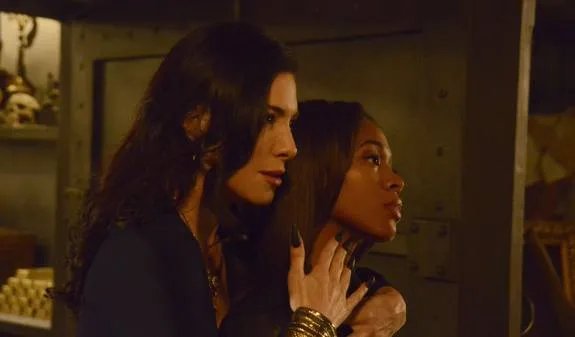 Camilla (Jaime Murray) hat Abbie (Nicole Beharie) fest in der Mangel. &copy; FOX