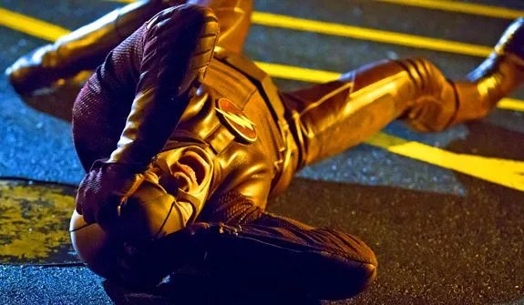 Der Flash am Boden: Barry (Grant Gustin) im Kampf gegen den Piep Piper. &copy; The CW