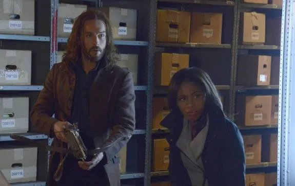 Ichabod (Tom Mison) und Abbie (Nicole Beharie) gehen mit aller Vorsicht gegen den mächtigen Warlock vor. &copy; FOX