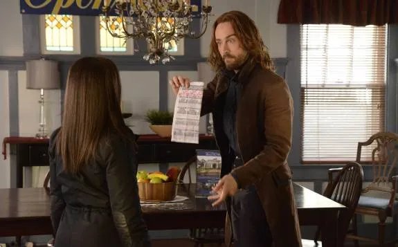 Auf Haussuche: Ichabod (Tom Mison) und Abbie (Nicole Beharie) in %26bdquo;Spellcaster%26ldquo;. &copy; FOX